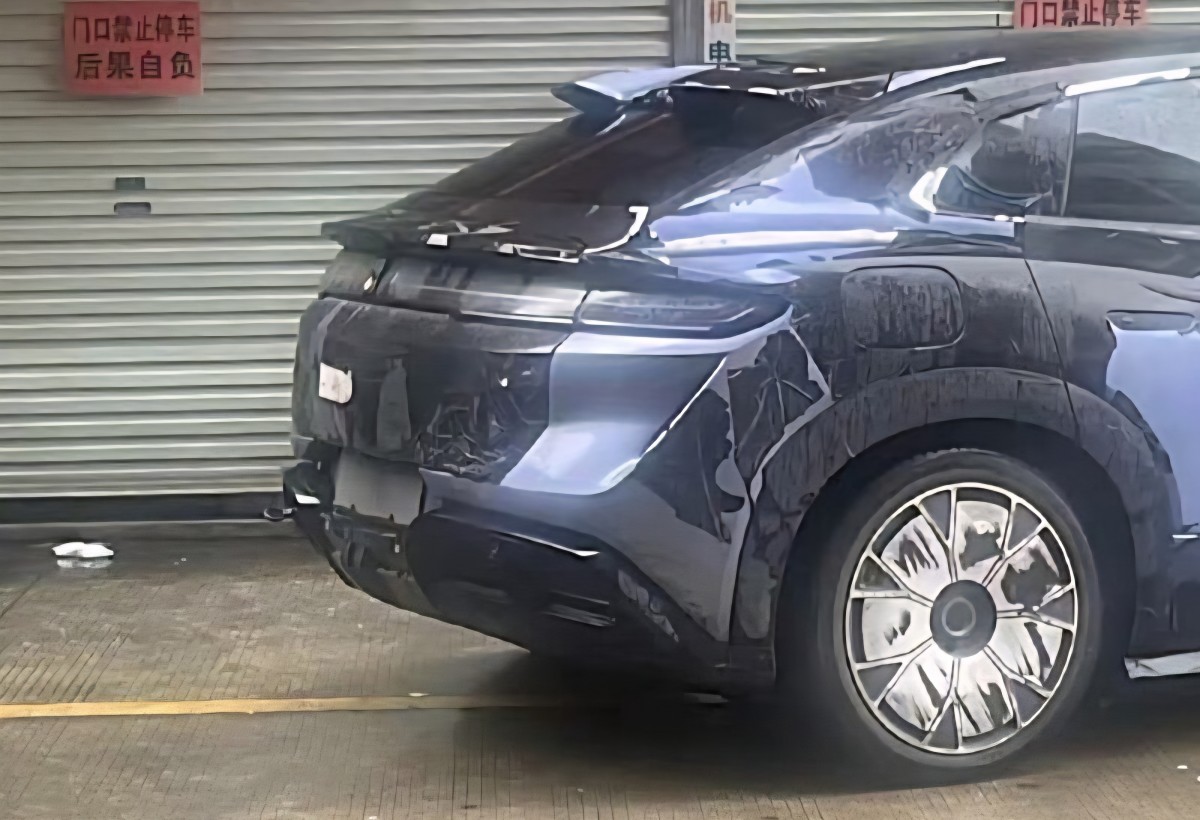 Spy shots of a 1,300-horsepower Yangwang U7 GT that might never be