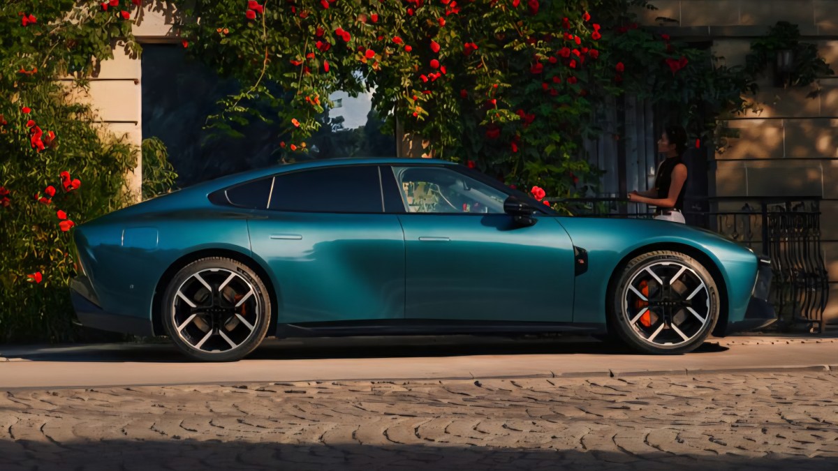XPeng P7 redefines sedan tech with moving screen and 10-minute charging