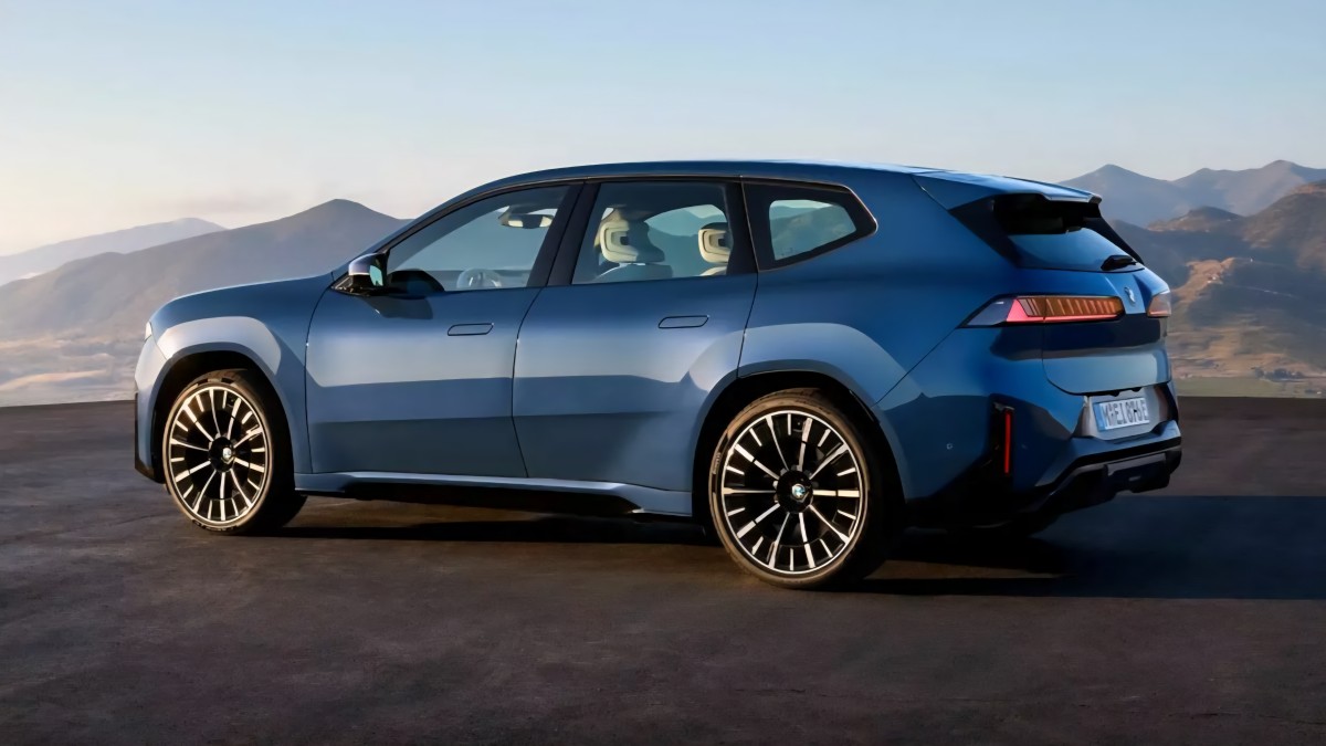 BMW's future arrives with the <span title='805 km'>500 miles</span> range iX3