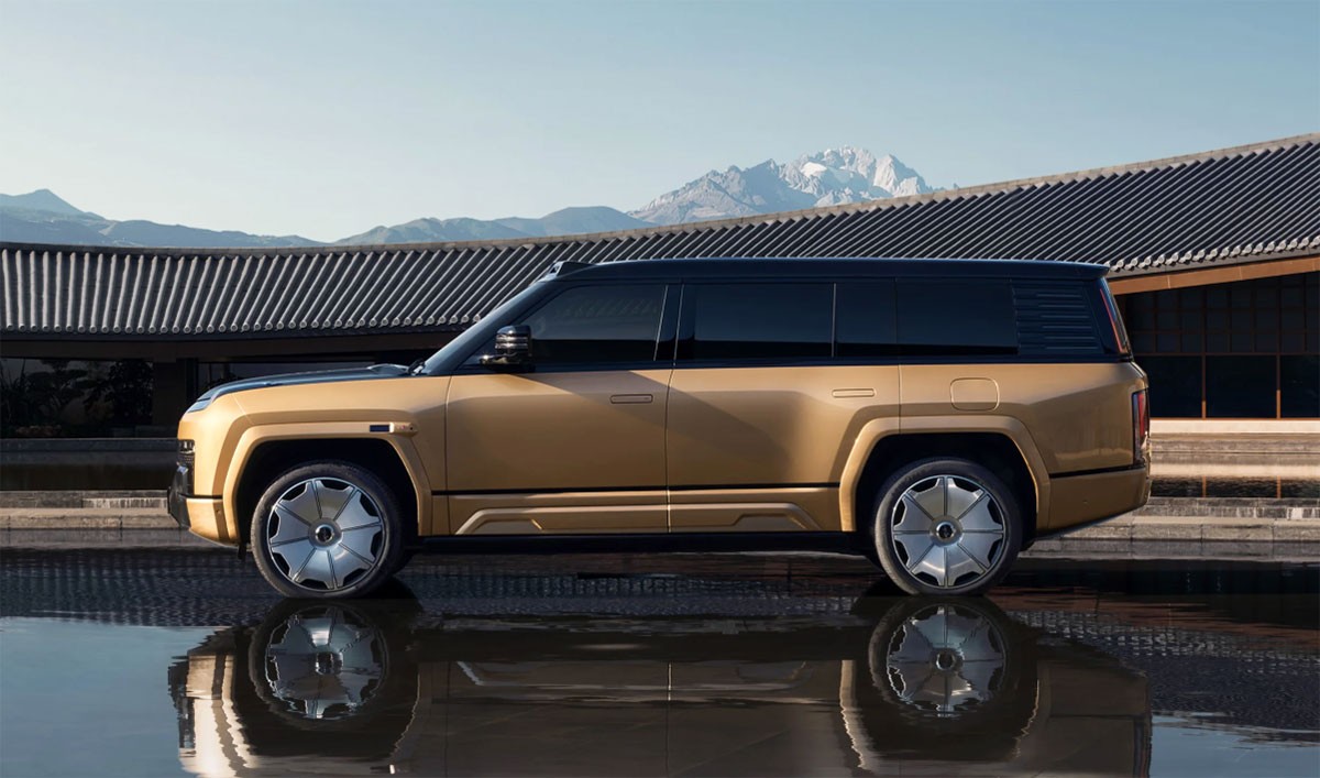 BYD's Yangwang U8L is a $180,000 luxury SUV that can float