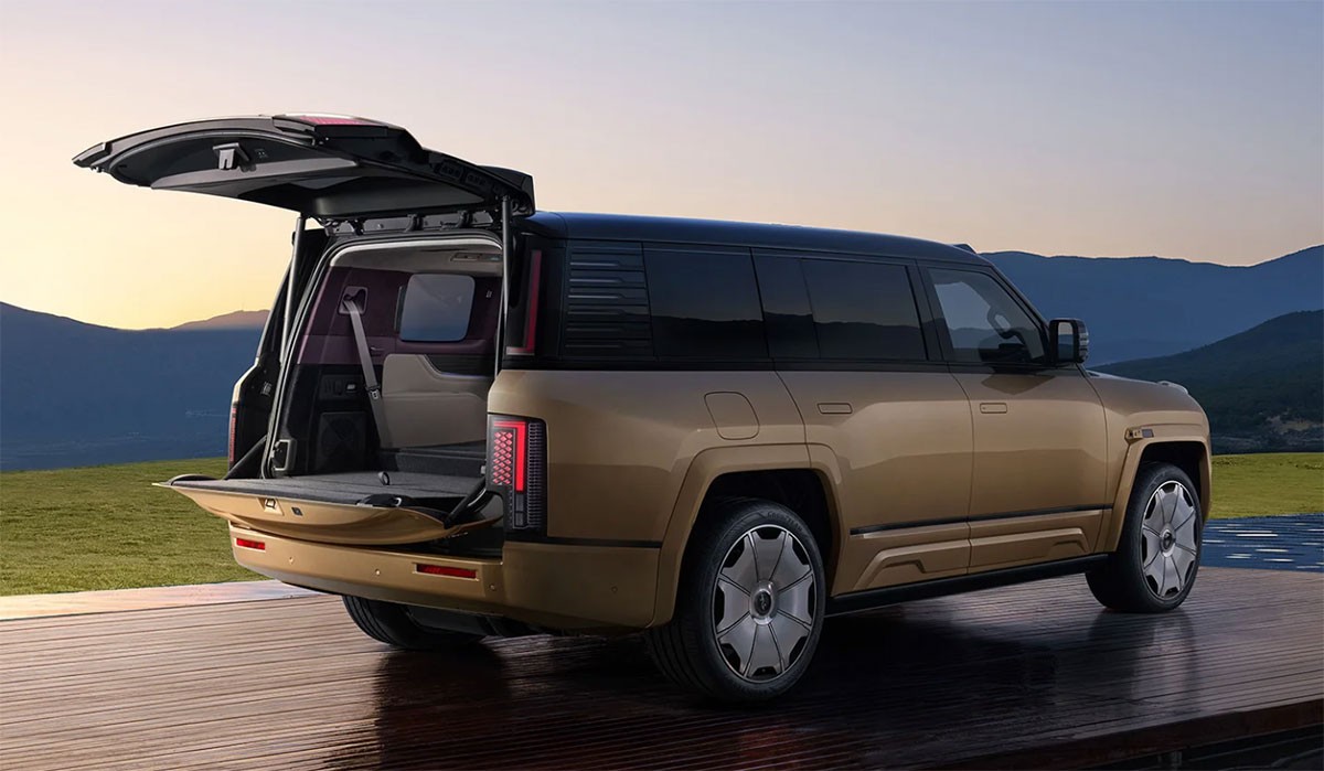 BYD's Yangwang U8L is a $180,000 luxury SUV that can float