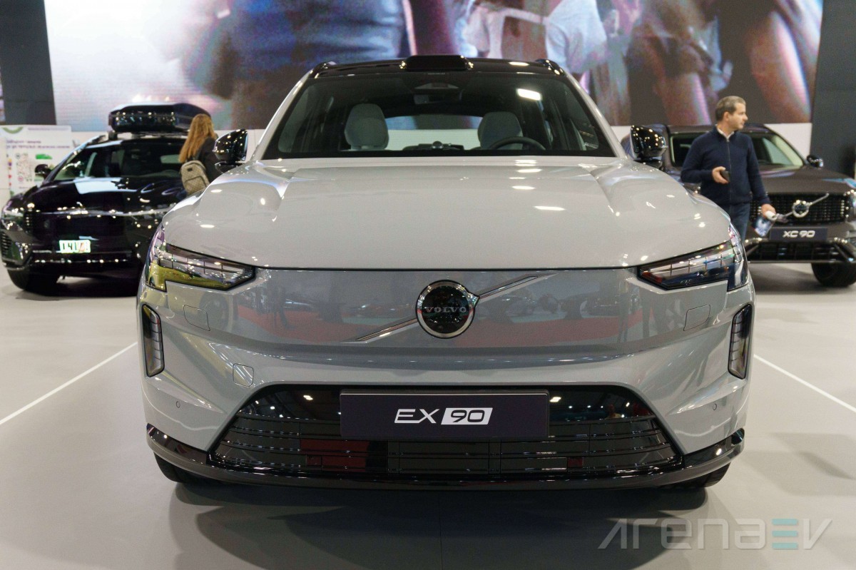 Volvo’s radical fix for its flagship EV? A free brain transplant for the EX90