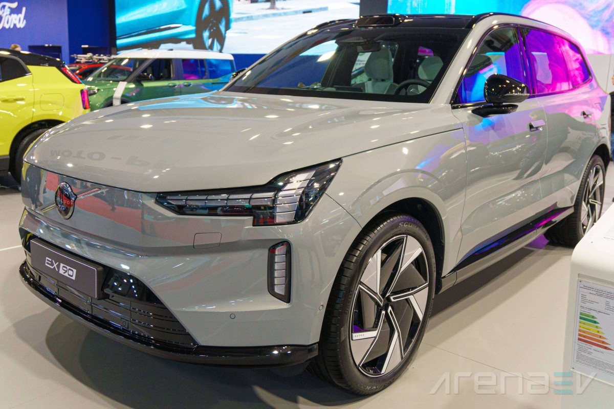 Volvo’s radical fix for its flagship EV? A free brain transplant for the EX90
