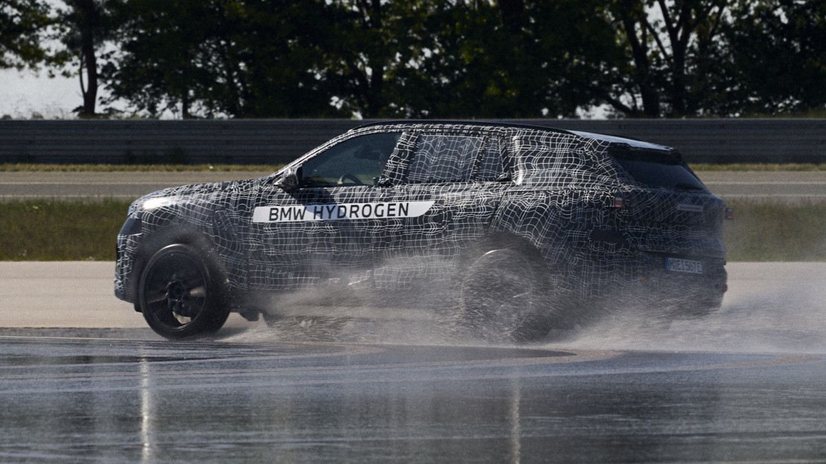 The new BMW X5 will come with hydrogen fuel cell drivetrain