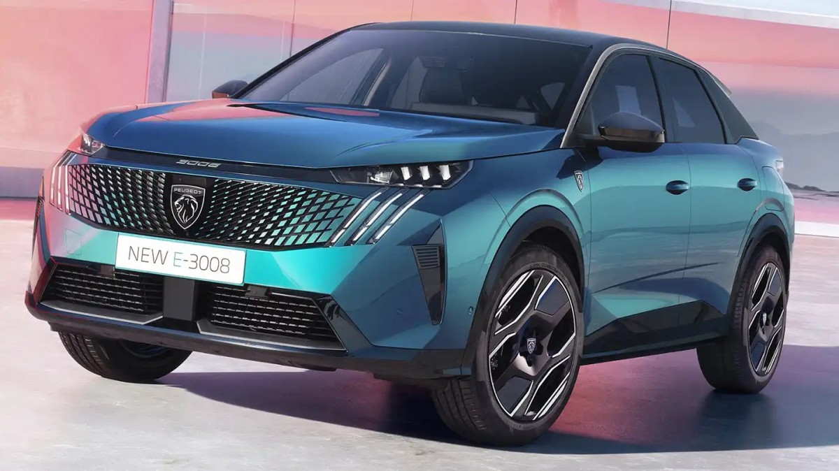 Peugeot gives away two major connected services to new EV owners
