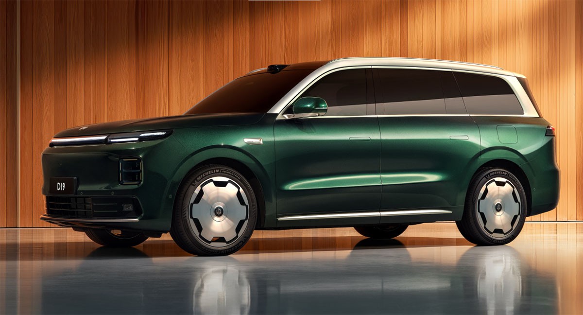 The Leapmotor D19 brings flagship power, <span title='720 km'>447 miles</span> range, and an oxygen supply to electric cars