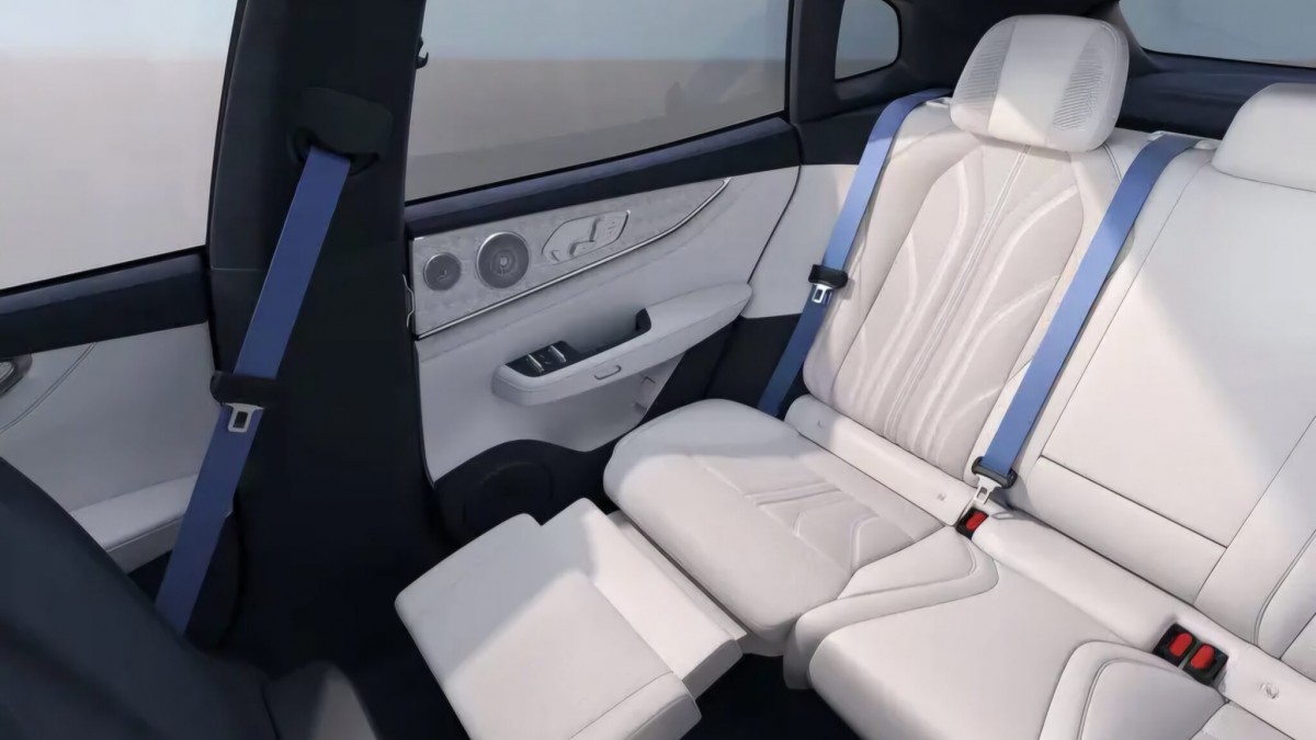Zeekr 001 returns with 912 HP, 7-minute charging, and a ceiling full of stars