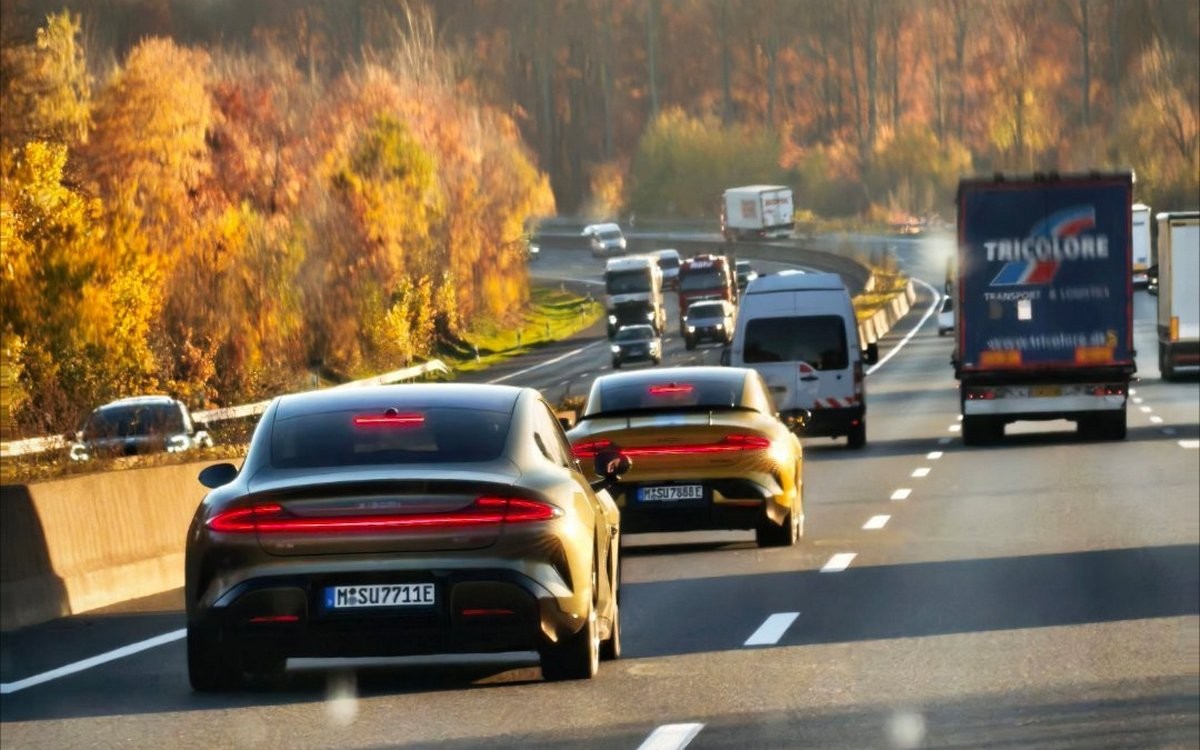 رئيس شاومي يقود SU7 Ultra في ألمانيا