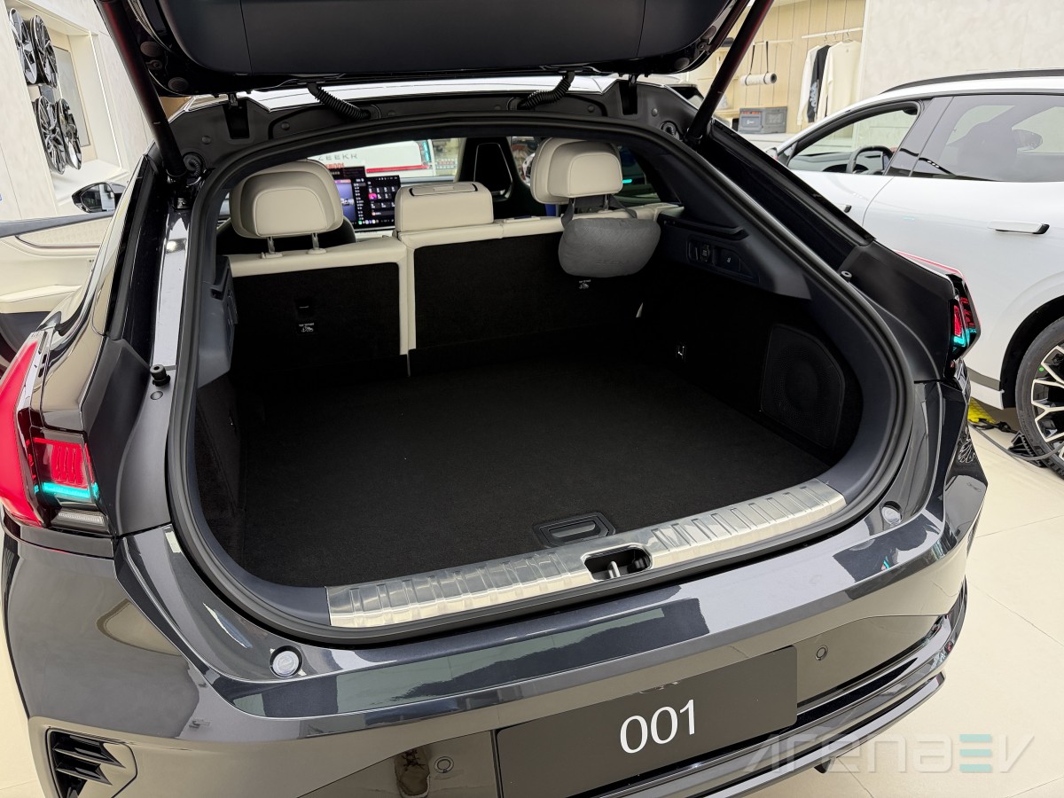 2025 Zeekr 001 hands-on review and first impressions