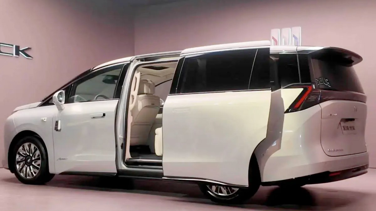 Buick’s electric flagship MPV arrives in China as PHEV, battery version to follow