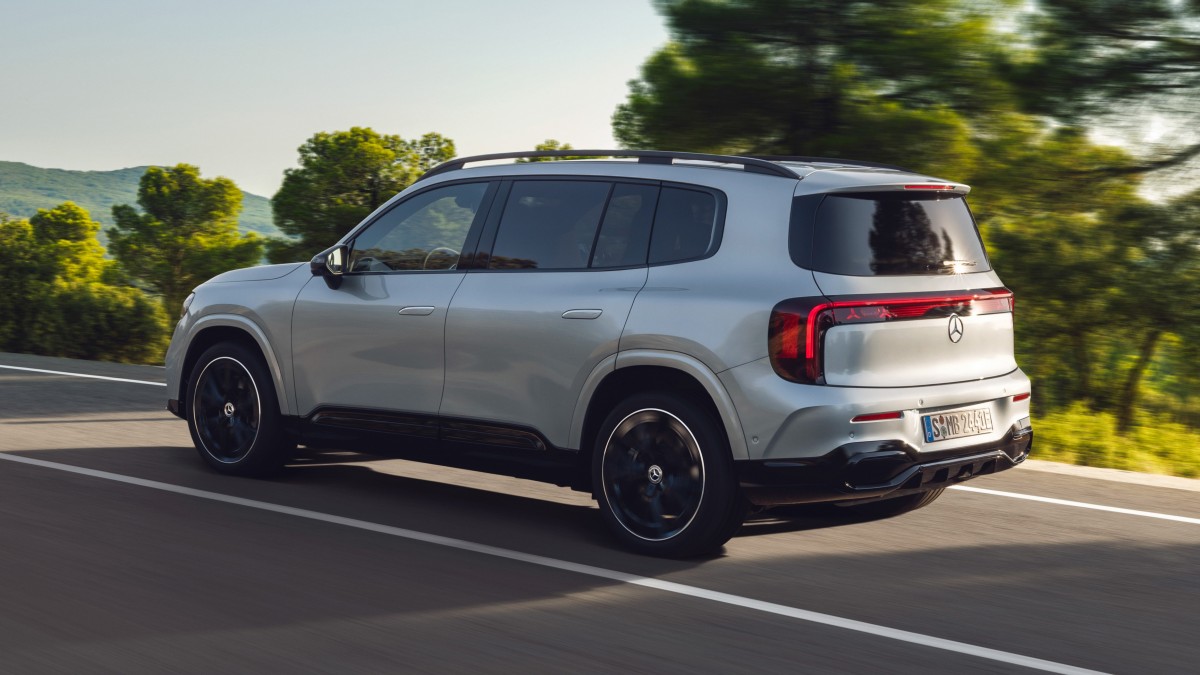 The new electric Mercedes-Benz GLB embraces AI and polarizing style