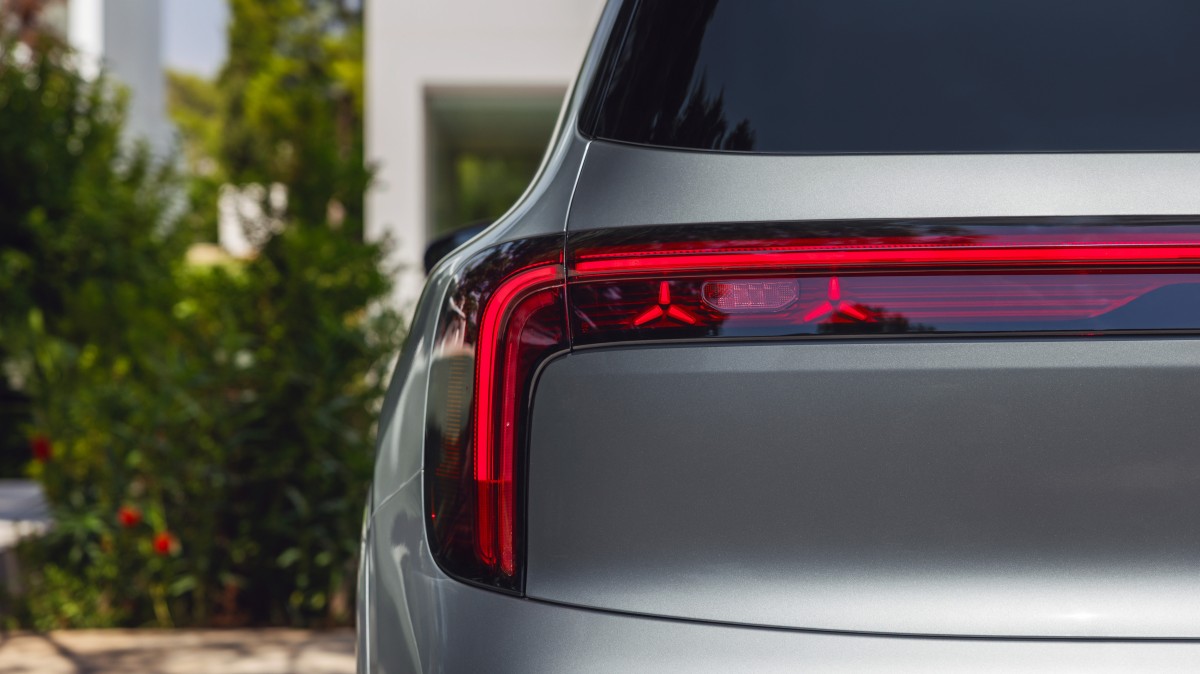 The new electric Mercedes-Benz GLB embraces AI and polarizing style