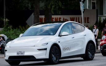 Tesla Robotaxis without a human monitor hit Austin streets 