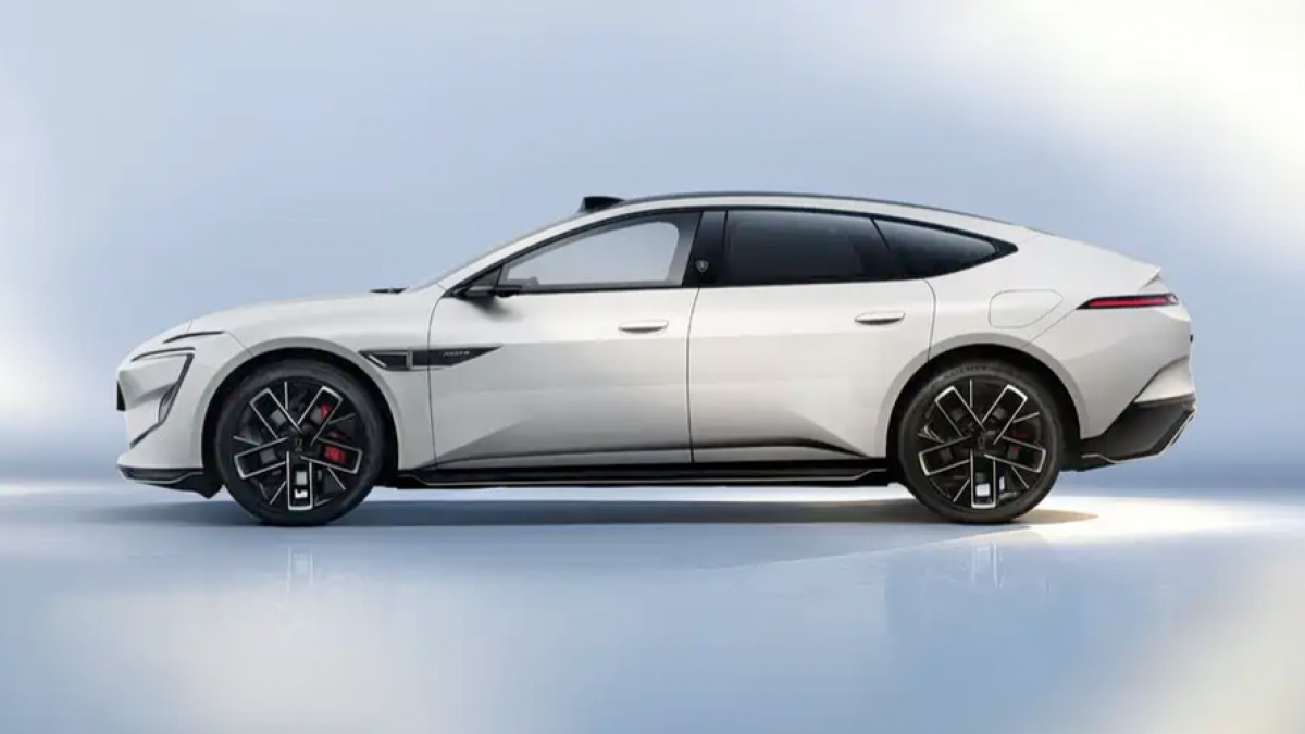 2026 Avatr 12 is a 955-horsepower beast, new EREV option joins lineup