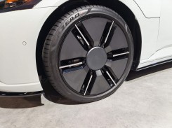 The side profile offers almost nothing noteworthy.