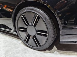 The side profile offers almost nothing noteworthy.