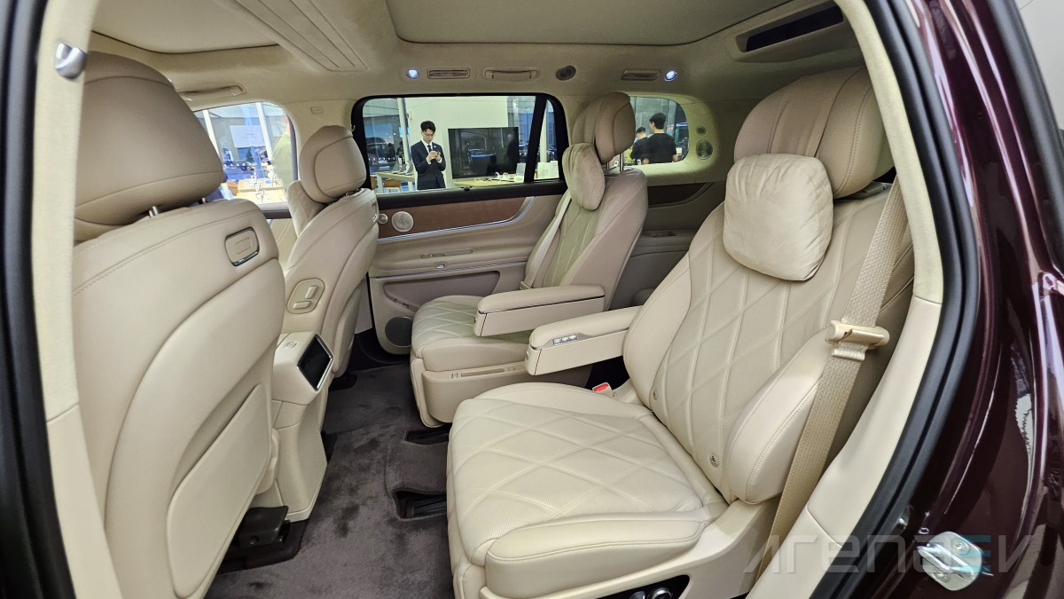 AITO M9 - Huawei-powered luxury SUV that should worry European giants