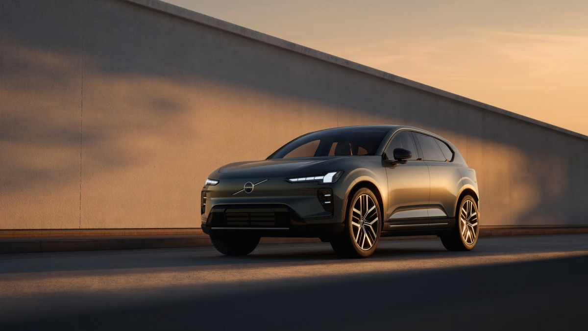 Volvo EX60 vs. BMW iX3: Which one to choose?