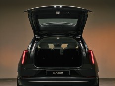 The trunks of the iX3 and EX60 are similar