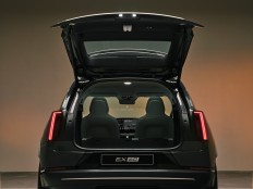 The trunks of the iX3 and EX60 are similar