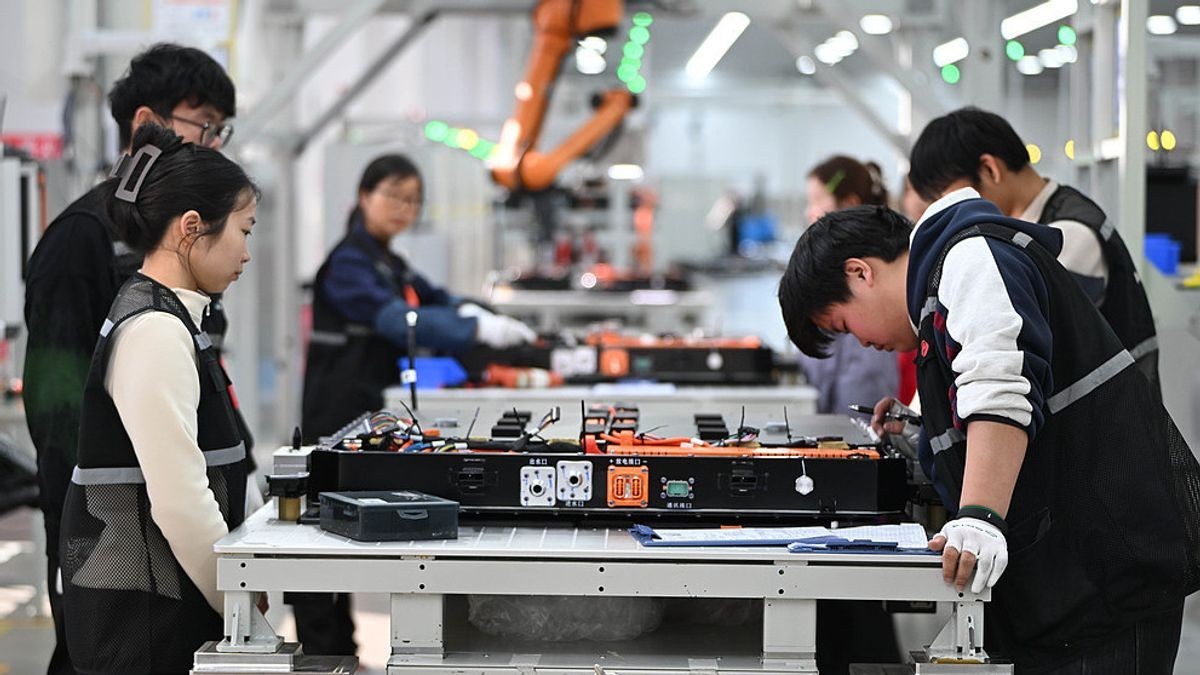 Man Chinese companies have set up pilot production lines for the new battery tech
