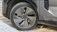 Lynk & Co 08 side accents