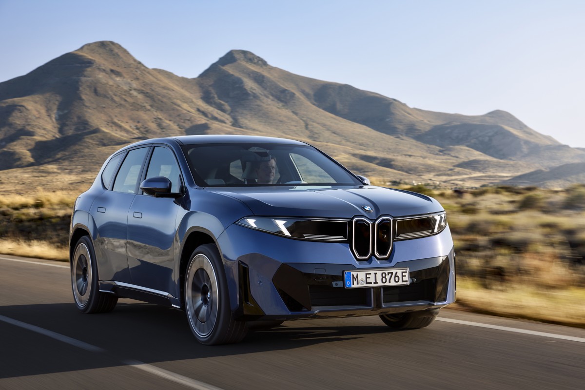BMW expands the iX3 series with the iX3 40 entry-level configuration