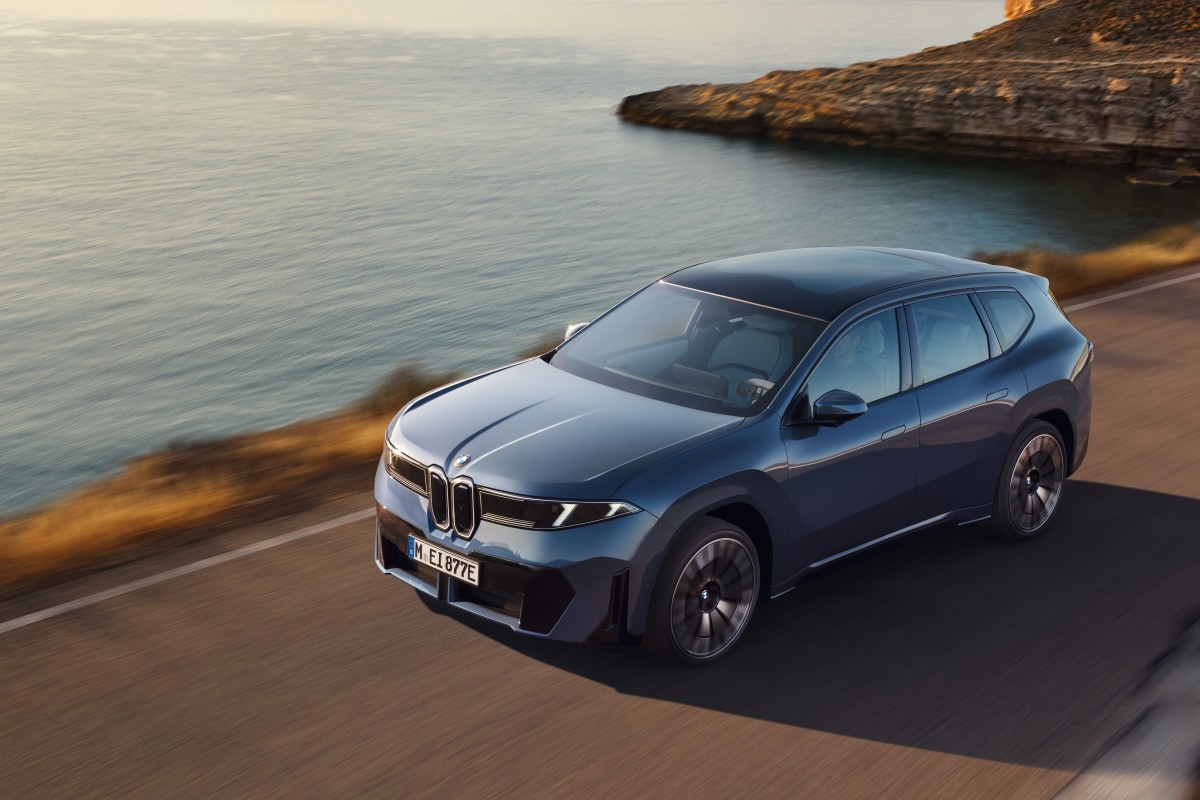 BMW expands the iX3 series with the iX3 40 entry-level configuration