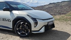 Kia EV4 hatchback GT-line front end