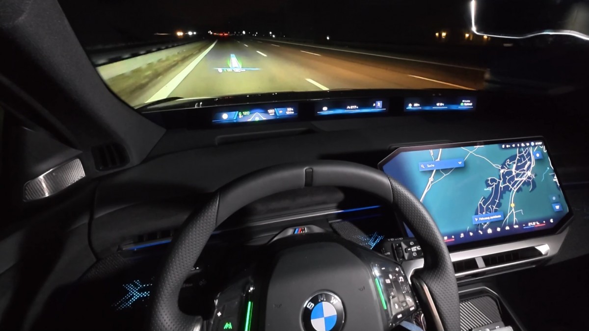 The new BMW iX3 at 120 km/h - source: Car Maniac/YouTube