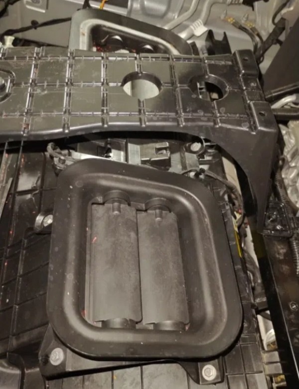 Replacement parts being installed by Xiaomi - source: IT Home