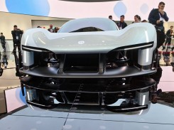 Shark fin rear spoiler, lots of aero