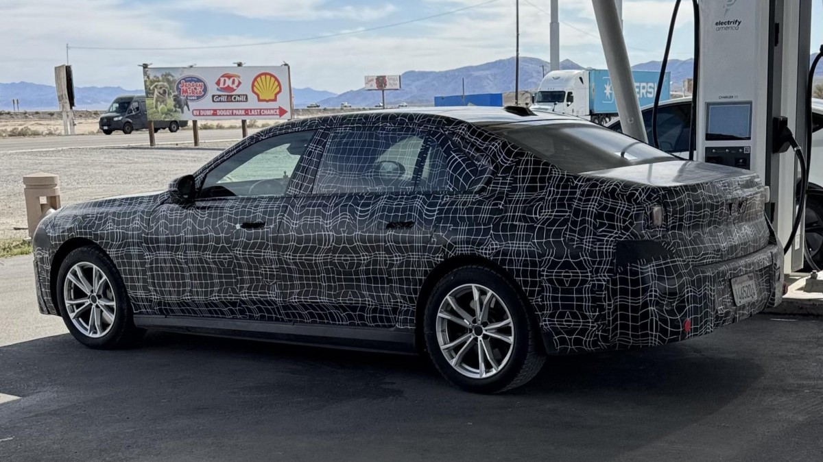 The new BMW i7 was spotted in the US - source: Facebook