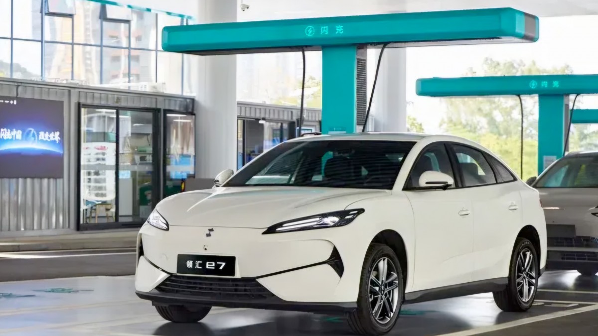 BYD revealed every taxi driver’s dream - Linghui e7 with flash charging support