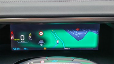 CarPlay navigation gets shown in the gauge cluster of the Jeep Compass e!