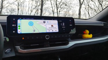 CarPlay navigation gets shown in the gauge cluster of the Jeep Compass e!