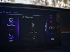 Apple CarPlay eliminates the right screen functionalities