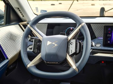 DS N°8 driver area