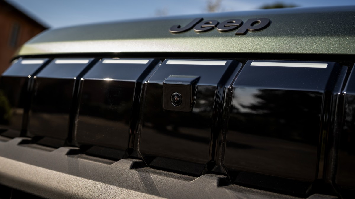 Jeep refreshes the Avenger with a glowing grille and better tech