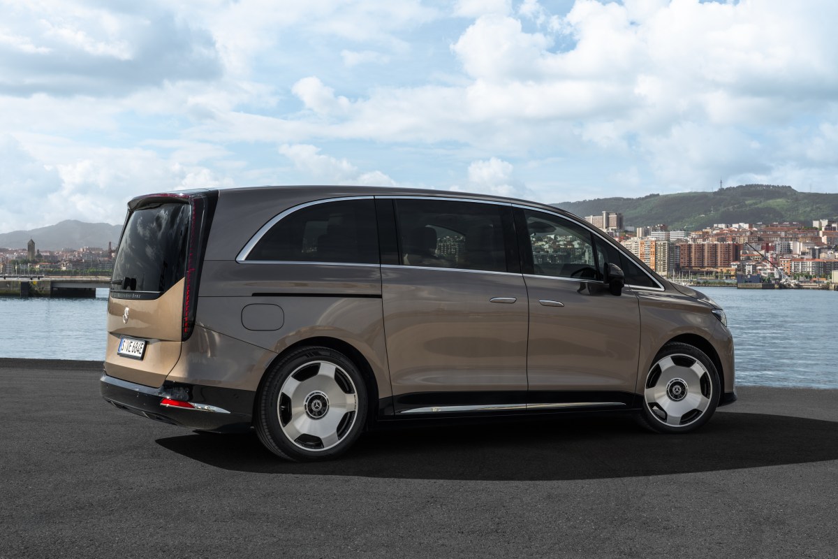 Mercedes-Benz VLE 300 deliveries kick off, VLE 400 is next