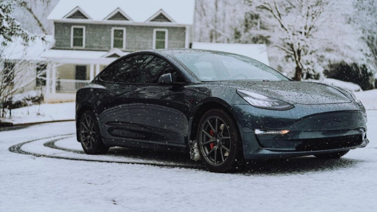 Quebec drivers launch lawsuit against Tesla over ice-cold heat pumps