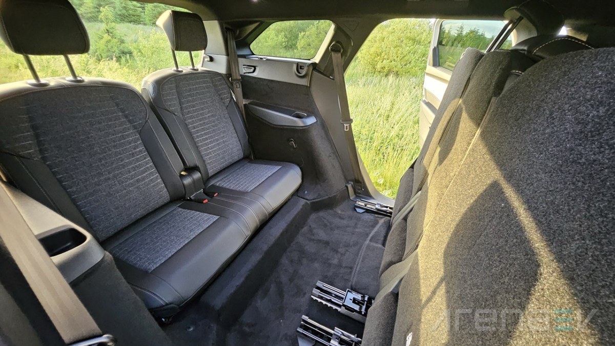 Peugeot E-5008 - a confused SUV or a perfect EV for large families?