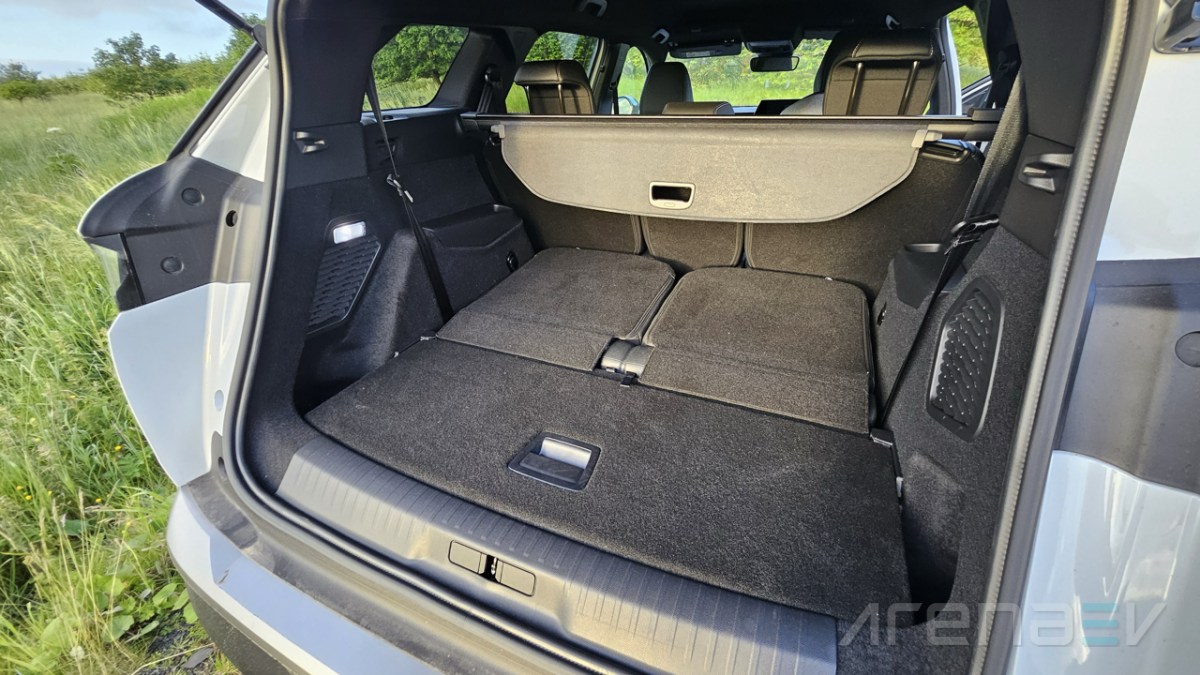 Peugeot E-5008 - a confused SUV or a perfect EV for large families?
