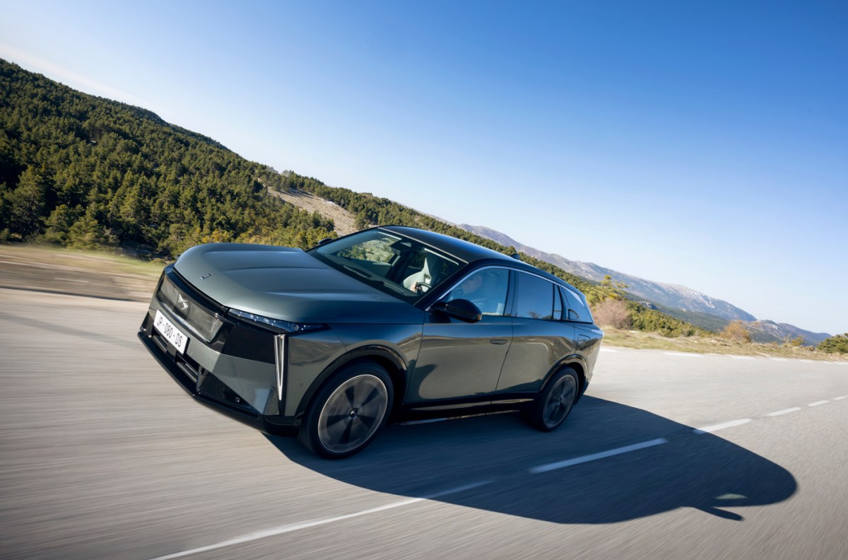 DS N°7 arrives with up to 740 km range, focuses on a luxury driving experience
