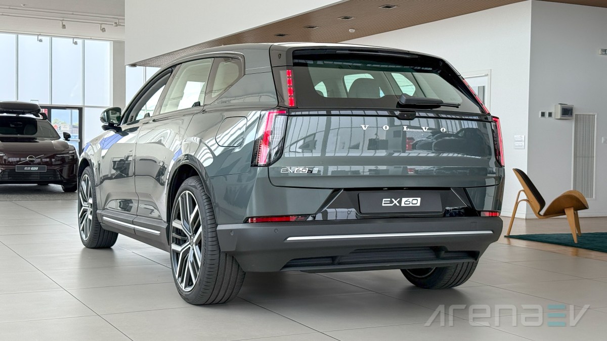 Volvo EX60 P10 AWD: interior, design and features review