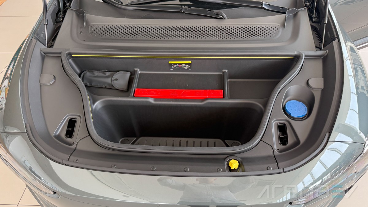 Volvo EX60 P10 AWD: interior, design and features review