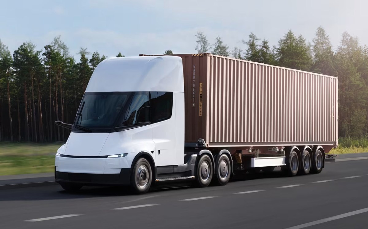 Tesla Semi finally leaves the sidelines and goes into production
