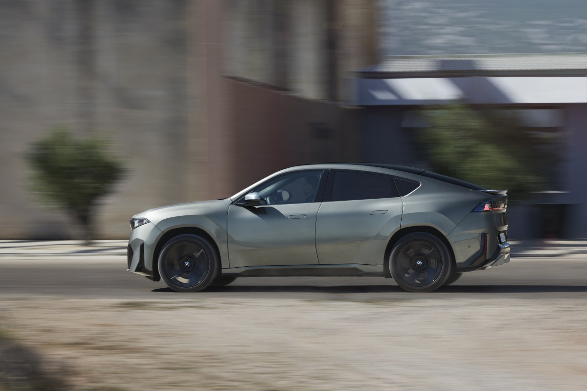 BMW iX4 announced with up to 603 hp and borrows the iX3's 112.3 kWh battery