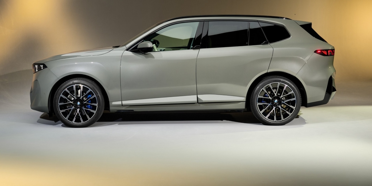BMW iX5 side